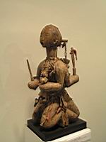 Sculpture vodou Fon, Benin, bois, fibres veg., chaines, tissus, couteaux, mat. sacrificielles (1)